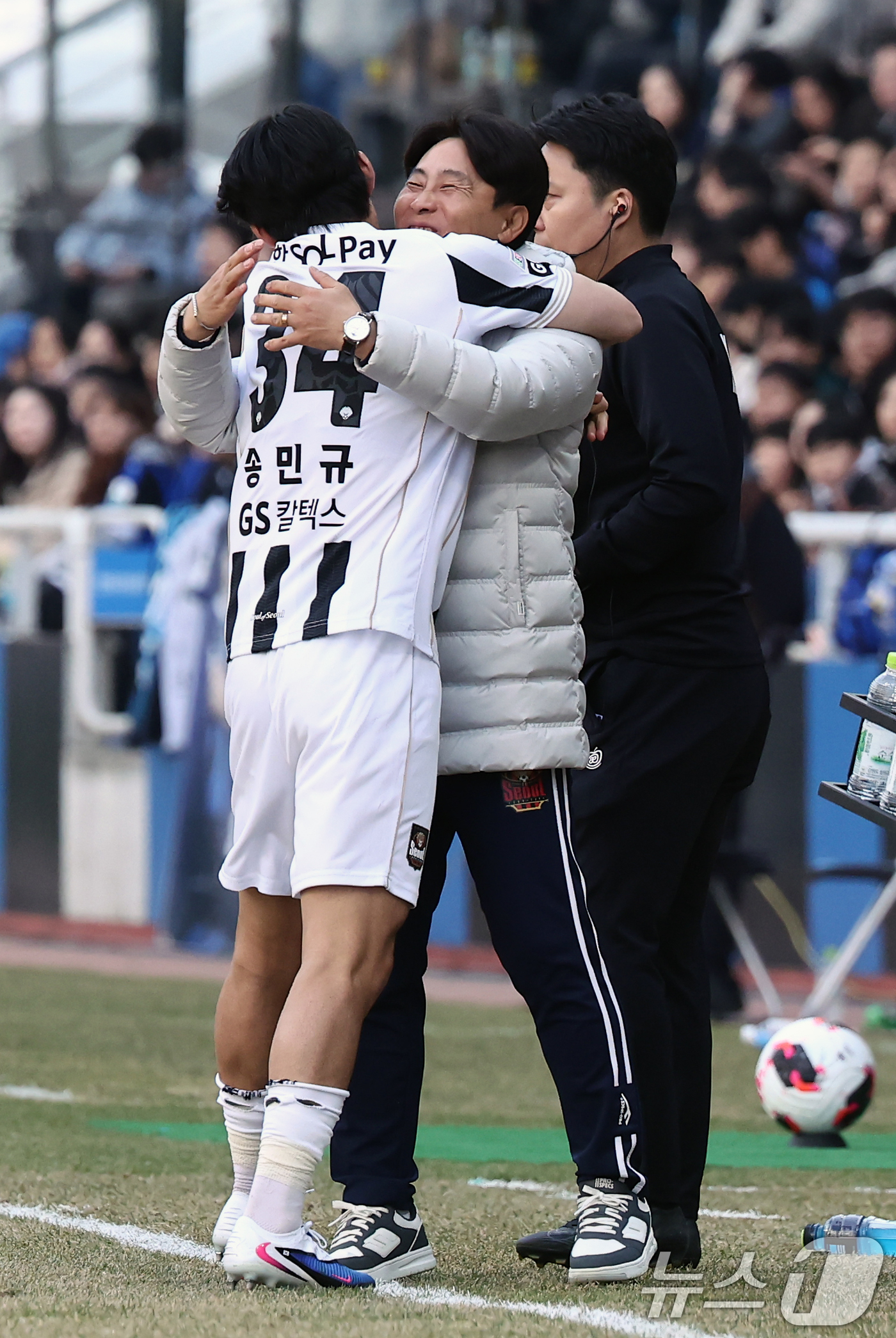(인천=뉴스1) 김민지 기자 = 28일 오후 인천시 중구 인천축구전용경기장에서 열린 하나은행 K리그1 2026 공식 개막전 인천 유나이티드와 FC서울의 경기 후반전에서 FC서울 송 …