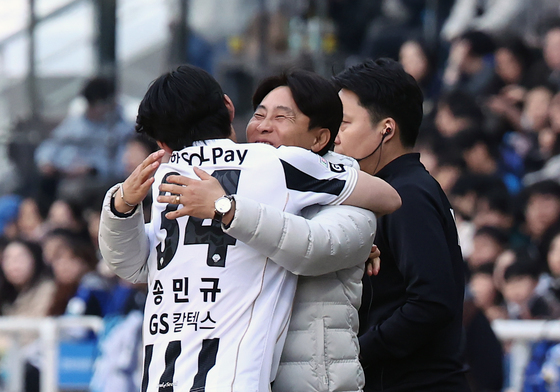 골 넣고 김기동 감독과 포옹하는 송민규