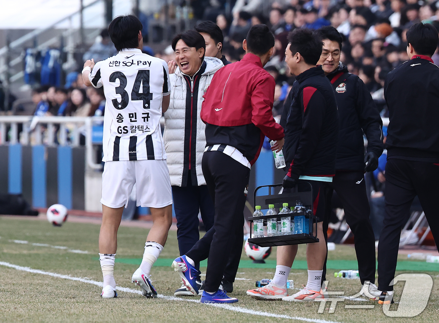 (인천=뉴스1) 김민지 기자 = 28일 오후 인천시 중구 인천축구전용경기장에서 열린 하나은행 K리그1 2026 공식 개막전 인천 유나이티드와 FC서울의 경기 후반전에서 FC서울 송 …