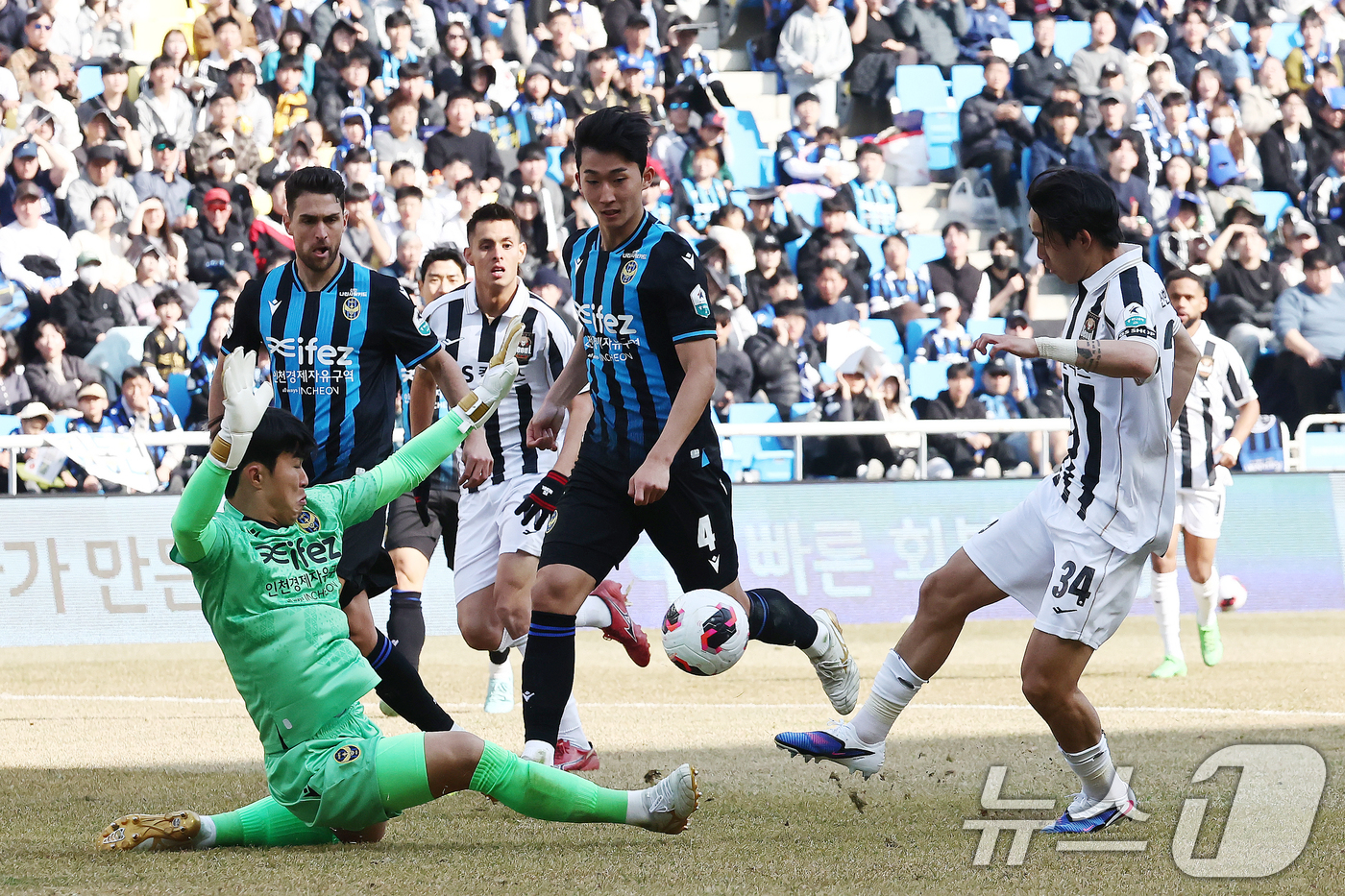 (인천=뉴스1) 김민지 기자 = 28일 오후 인천시 중구 인천축구전용경기장에서 열린 하나은행 K리그1 2026 공식 개막전 인천 유나이티드와 FC서울의 경기 후반전에서 FC서울 송 …