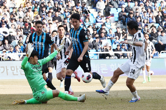 송민규, 개막전 첫 골의 순간