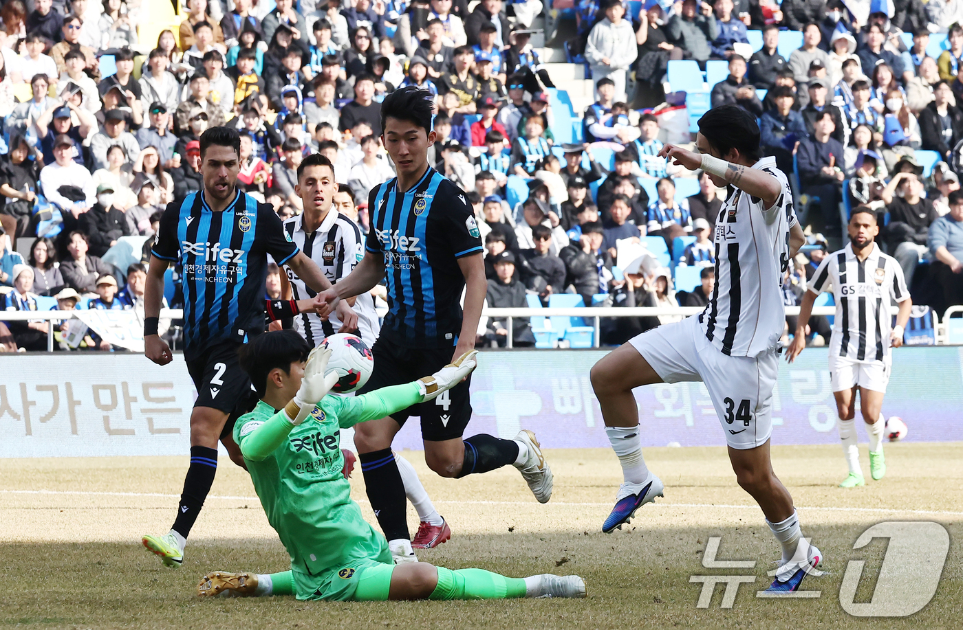 (인천=뉴스1) 김민지 기자 = 28일 오후 인천시 중구 인천축구전용경기장에서 열린 하나은행 K리그1 2026 공식 개막전 인천 유나이티드와 FC서울의 경기 후반전에서 FC서울 송 …