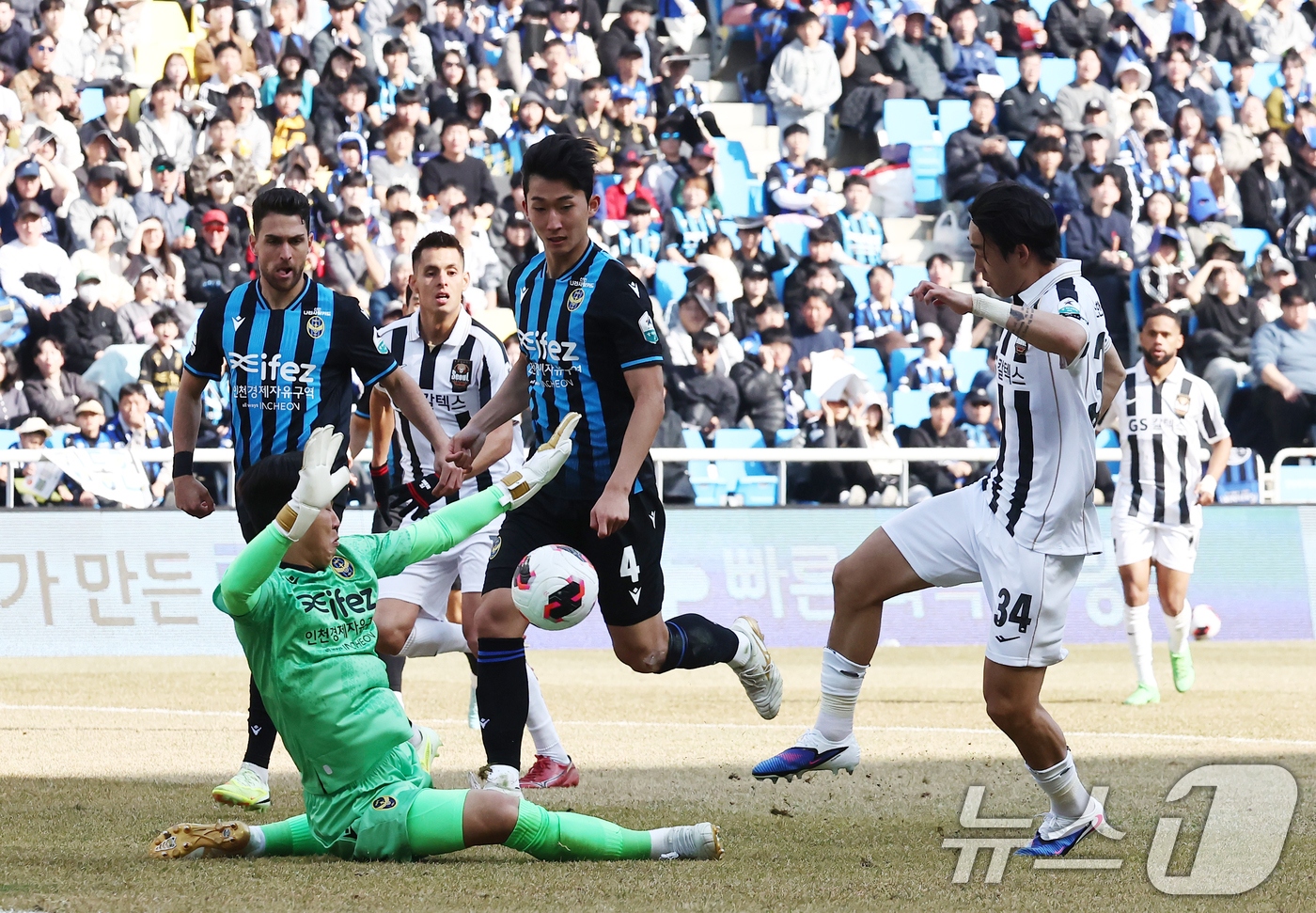 (인천=뉴스1) 김민지 기자 = 28일 오후 인천시 중구 인천축구전용경기장에서 열린 하나은행 K리그1 2026 공식 개막전 인천 유나이티드와 FC서울의 경기 후반전에서 FC서울 송 …