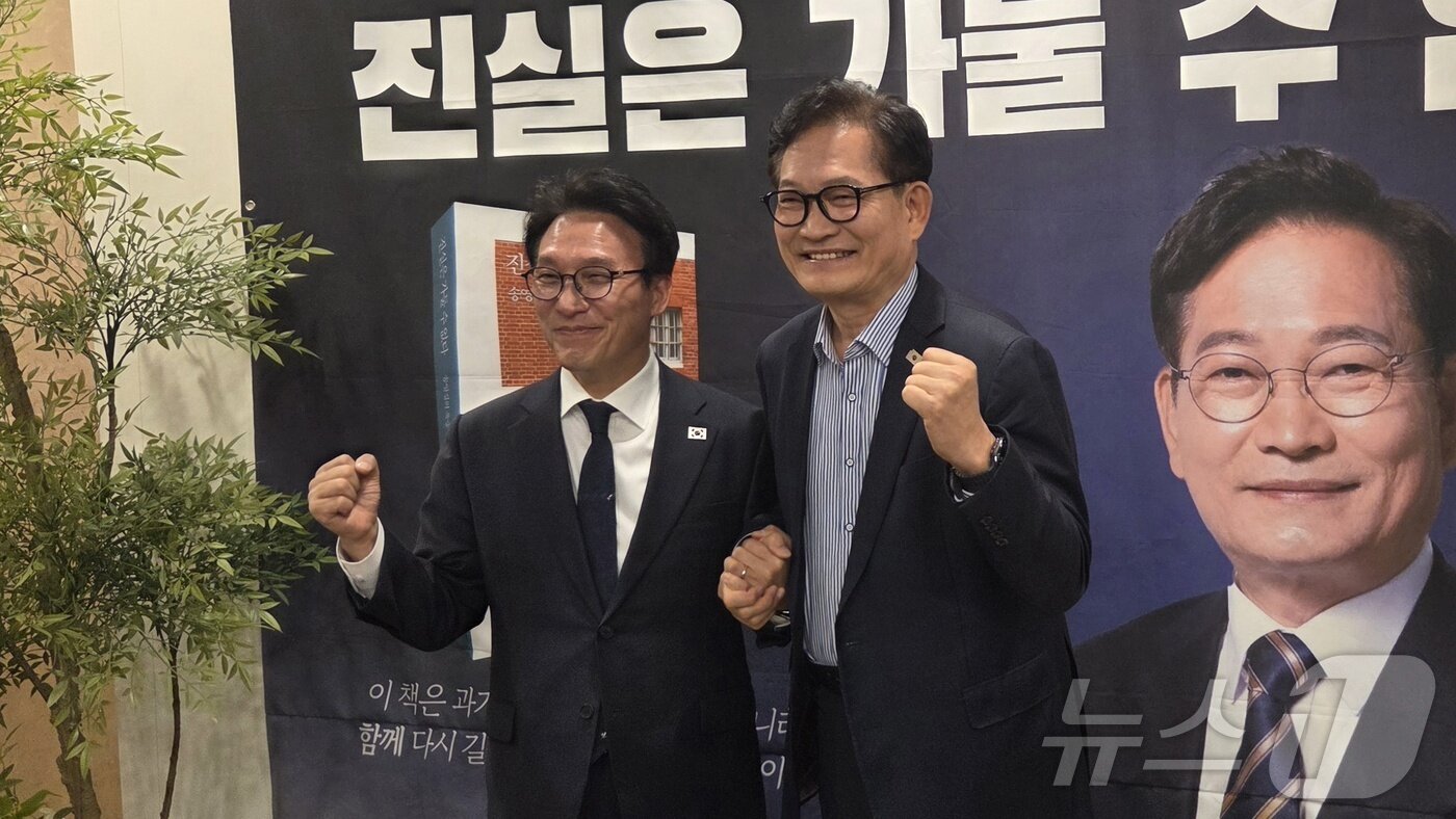 본문 이미지 - 지난 2월 28일 대구 수성구 그랜드호텔에서 열린 송영길 전 더불어민주당 대표의 출판기념회에 김민석 국무총리가 깜짝 방문해 기념사진을 촬영하고 있다.2026.2.28 ⓒ 뉴스1 이성덕 기자