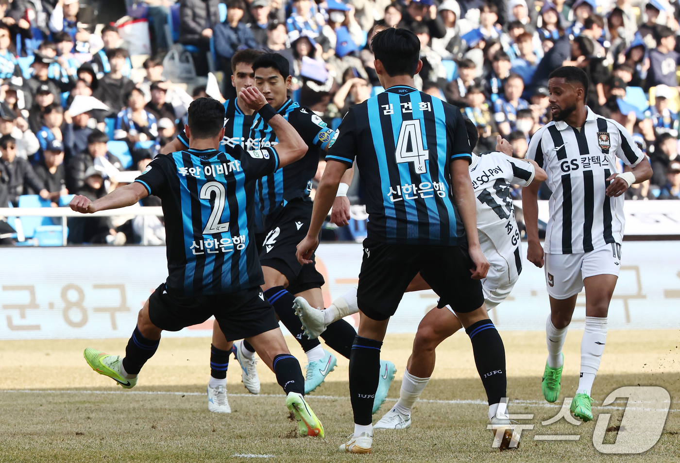 (인천=뉴스1) 김민지 기자 = 28일 오후 인천시 중구 인천축구전용경기장에서 열린 하나은행 K리그1 2026 공식 개막전 인천 유나이티드와 FC서울의 경기 후반전에서 FC서울 조 …