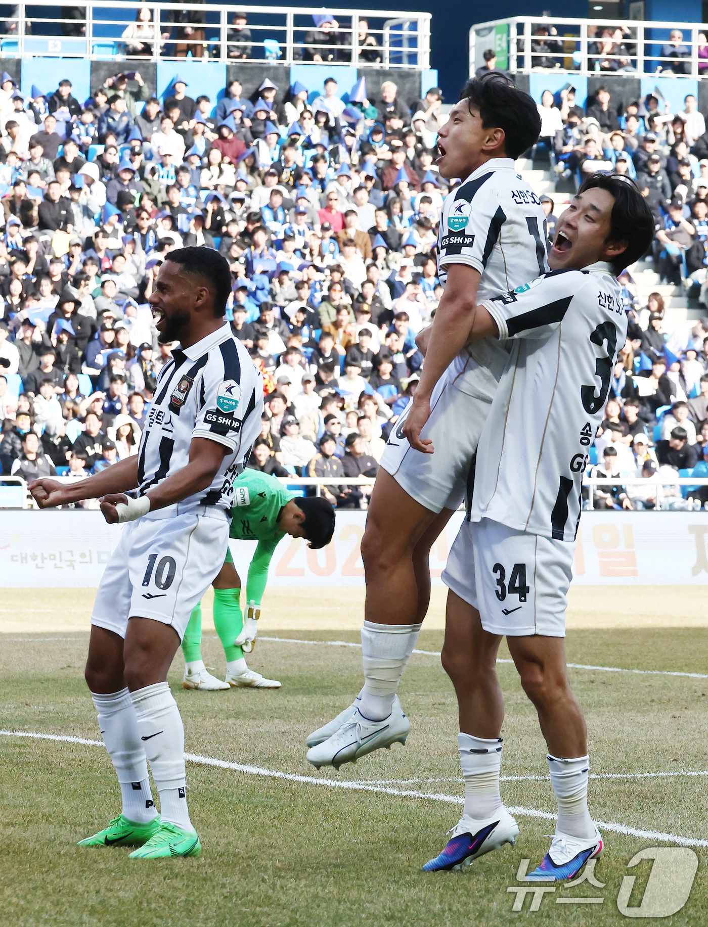 (인천=뉴스1) 김민지 기자 = 28일 오후 인천시 중구 인천축구전용경기장에서 열린 하나은행 K리그1 2026 공식 개막전 인천 유나이티드와 FC서울의 경기 후반전에서 FC서울 조 …