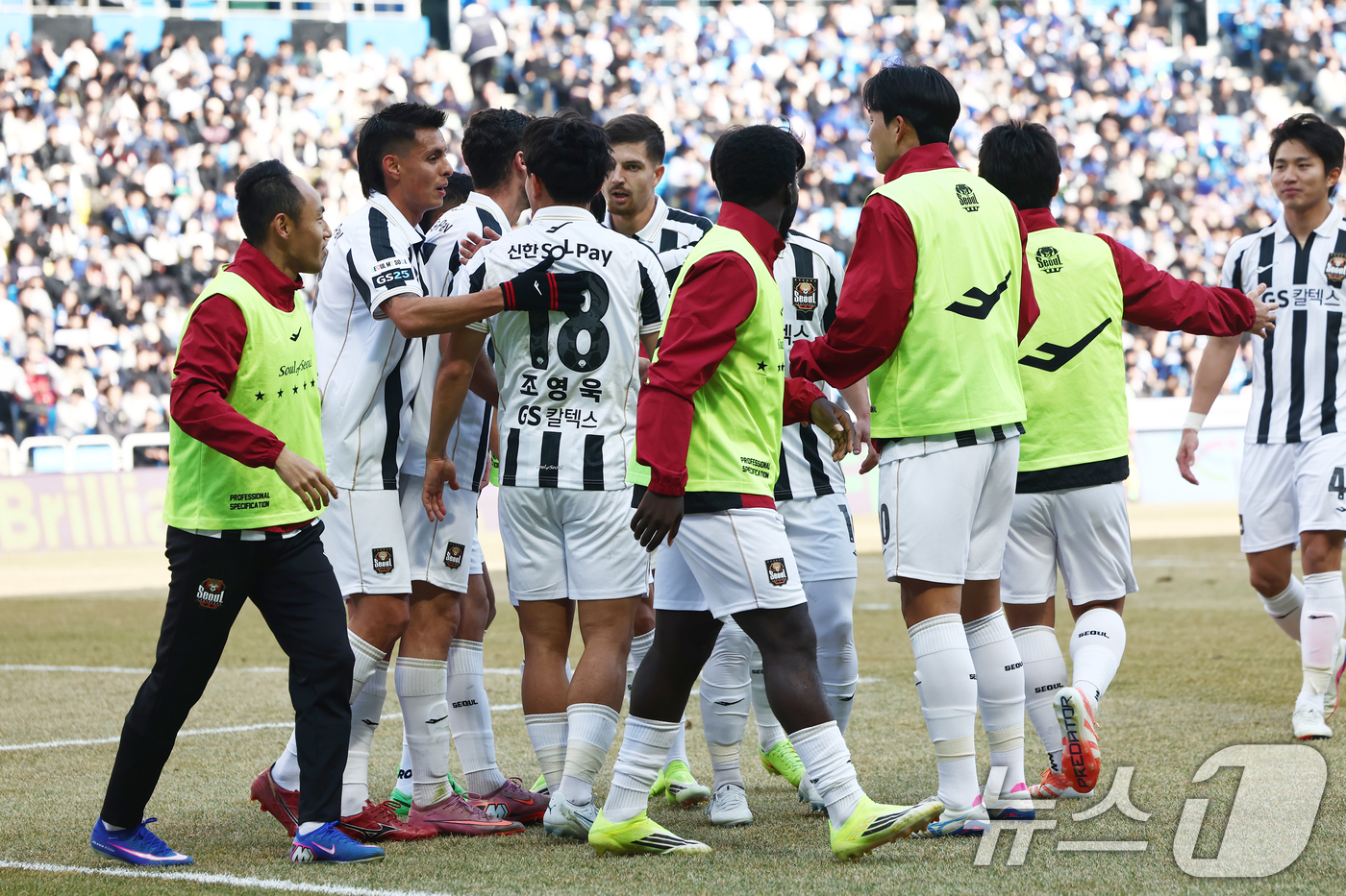 (인천=뉴스1) 김민지 기자 = 28일 오후 인천시 중구 인천축구전용경기장에서 열린 하나은행 K리그1 2026 공식 개막전 인천 유나이티드와 FC서울의 경기 후반전에서 FC서울 조 …