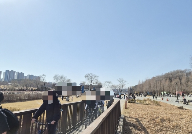 반소매 차림으로 '완연한 봄' 만끽…호수로, 산으로 향하는 행락객