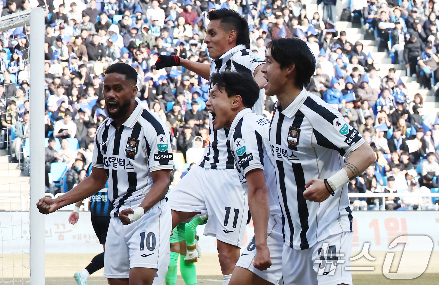 (인천=뉴스1) 김민지 기자 = 28일 오후 인천시 중구 인천축구전용경기장에서 열린 하나은행 K리그1 2026 공식 개막전 인천 유나이티드와 FC서울의 경기 후반전에서 FC서울 조 …