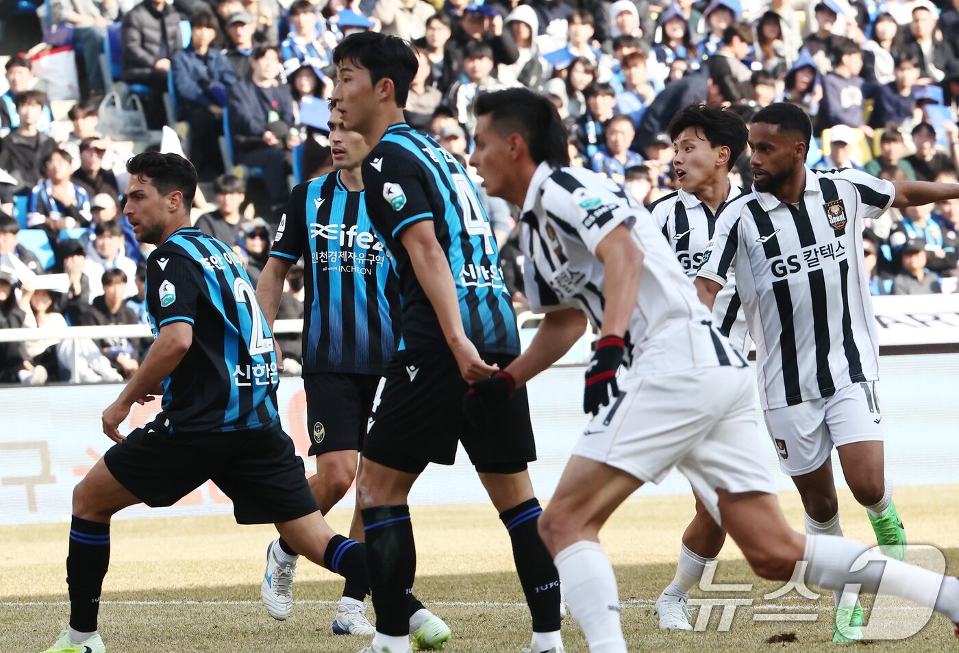 본문 이미지 - 28일 오후 인천시 중구 인천축구전용경기장에서 열린 하나은행 K리그1 2026 공식 개막전 인천 유나이티드와 FC서울의 경기 후반전에서 FC서울 조영욱이 두번째 골을 넣은 뒤 바라보고 있다. 2026.2.28 ⓒ 뉴스1 김민지 기자