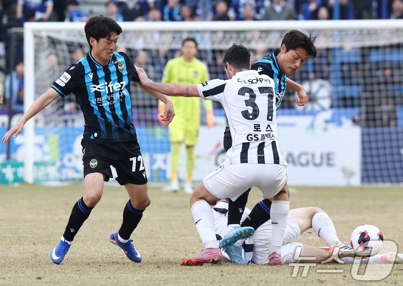 (인천=뉴스1) 김민지 기자 = 28일 오후 인천시 중구 인천축구전용경기장에서 열린 하나은행 K리그1 2026 공식 개막전 인천 유나이티드와 FC서울의 경기 후반전에 투입된 인천 …