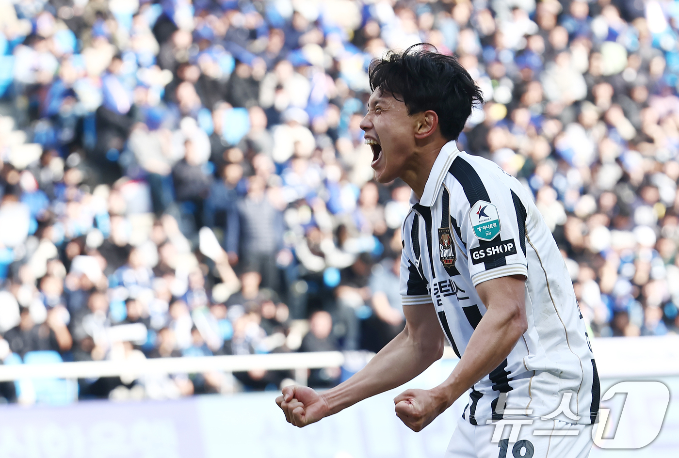 (인천=뉴스1) 김민지 기자 = 28일 오후 인천시 중구 인천축구전용경기장에서 열린 하나은행 K리그1 2026 공식 개막전 인천 유나이티드와 FC서울의 경기 후반전에서 FC서울 조 …