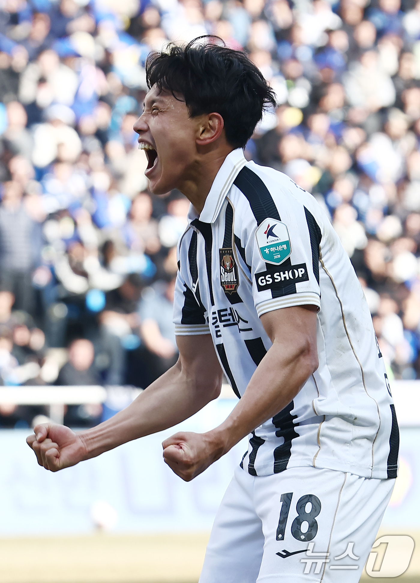 (인천=뉴스1) 김민지 기자 = 28일 오후 인천시 중구 인천축구전용경기장에서 열린 하나은행 K리그1 2026 공식 개막전 인천 유나이티드와 FC서울의 경기 후반전에서 FC서울 조 …