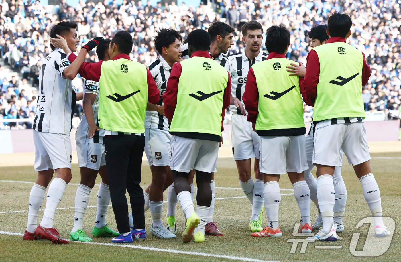 (인천=뉴스1) 김민지 기자 = 28일 오후 인천시 중구 인천축구전용경기장에서 열린 하나은행 K리그1 2026 공식 개막전 인천 유나이티드와 FC서울의 경기 후반전에서 FC서울 조 …