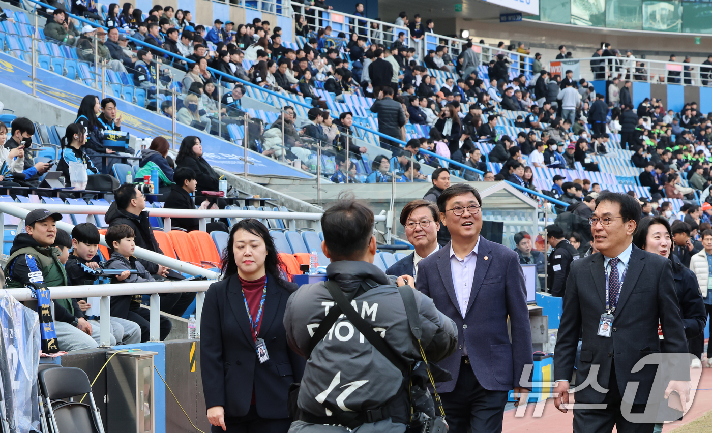 (서울=뉴스1) = 최휘영 문화체육관광부 장관이 28일 오후 인천시 중구 인천축구전용경기장에서 열린 하나은행 K리그1 2026 공식 개막전 인천 유나이티드와 FC서울의 경기를 찾아 …
