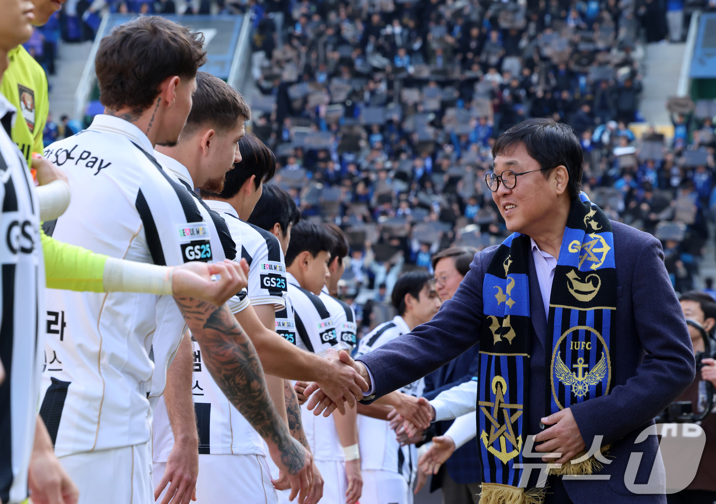 (서울=뉴스1) = 최휘영 문화체육관광부 장관이 28일 오후 인천시 중구 인천축구전용경기장에서 열린 하나은행 K리그1 2026 공식 개막전 인천 유나이티드와 FC서울의 경기를 찾아 …