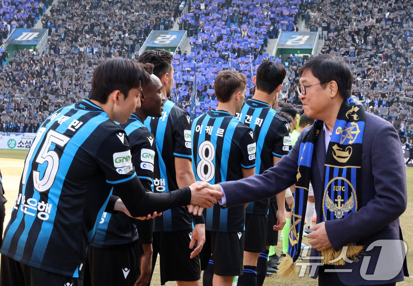본문 이미지 - 최휘영 문화체육관광부 장관이 28일 오후 인천시 중구 인천축구전용경기장에서 열린 하나은행 K리그1 2026 공식 개막전 인천 유나이티드와 FC서울의 경기를 찾아 선수들과 인사를 나누고 있다. (문화체육관광부 제공. 재판매 및 DB 금지) 2026.2.28 ⓒ 뉴스1
