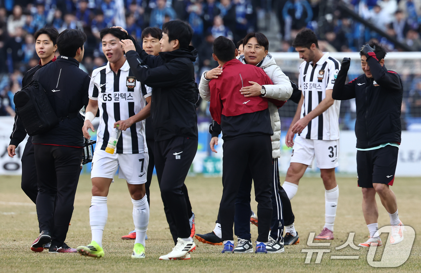 (인천=뉴스1) 김민지 기자 = 28일 오후 인천시 중구 인천축구전용경기장에서 열린 하나은행 K리그1 2026 공식 개막전 인천 유나이티드와 FC서울의 경기에서 2대1로 승리한 F …