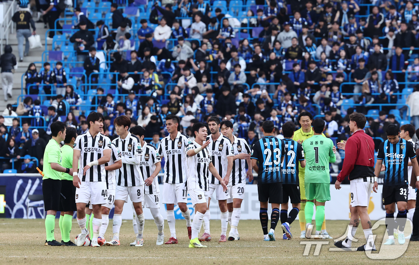 (인천=뉴스1) 김민지 기자 = 28일 오후 인천시 중구 인천축구전용경기장에서 열린 하나은행 K리그1 2026 공식 개막전 인천 유나이티드와 FC서울의 경기에서 2대1로 승리한 F …