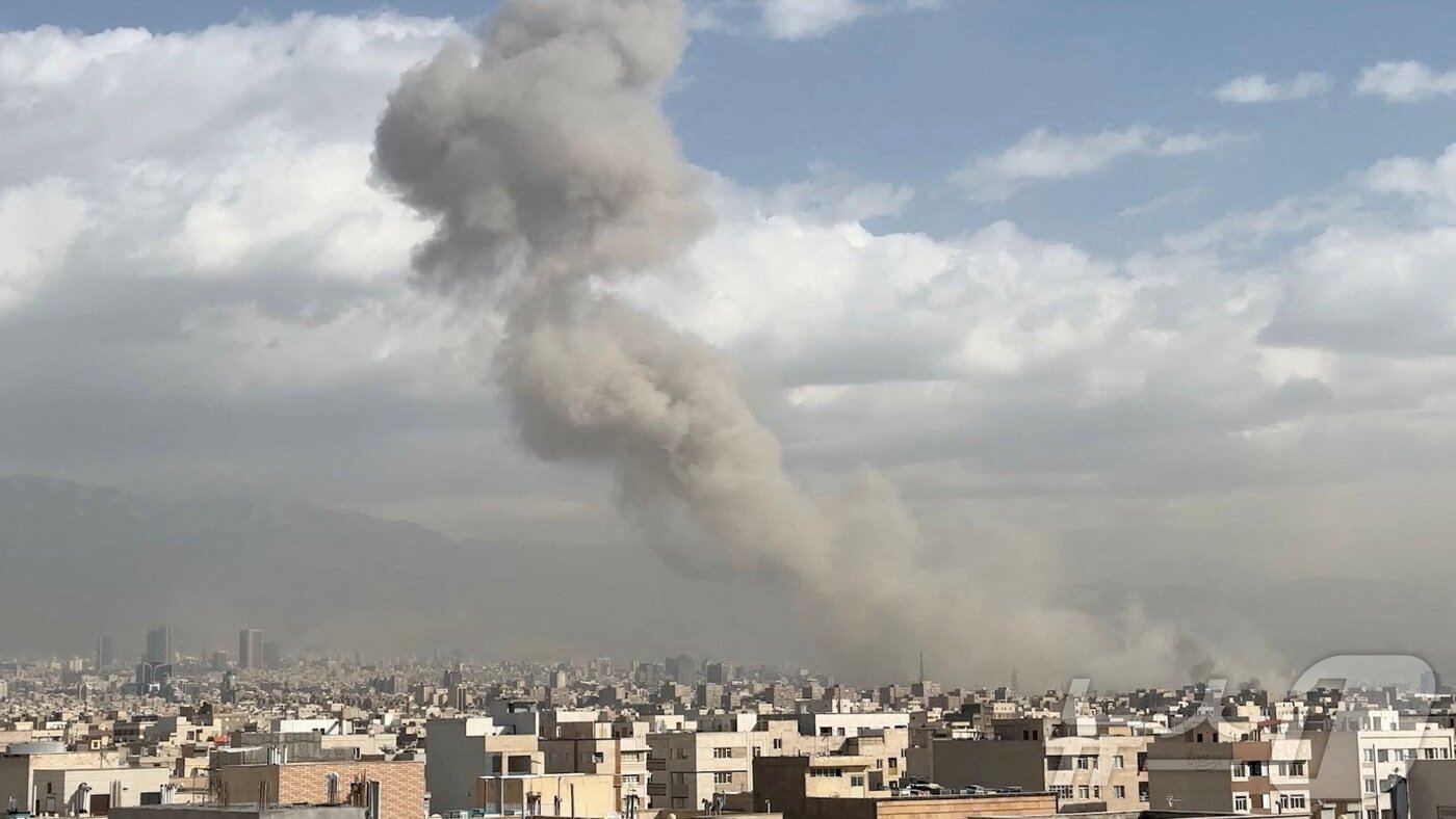 본문 이미지 - 이스라엘이 이란에 대한 공격을 공식화한 가운데 이란 수도 테헤란에 28일 연기가 치솟고 있다. 2026.2.28 ⓒ 로이터=뉴스1