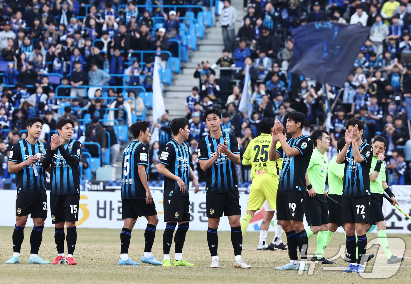 본문 이미지 - 28일 오후 인천시 중구 인천축구전용경기장에서 열린 하나은행 K리그1 2026 공식 개막전 인천 유나이티드와 FC서울의 경기에서 2대1로 패배한 인천 유나이티드 선수들이 아쉬워하고 있다. 2026.2.28 ⓒ 뉴스1 김민지 기자