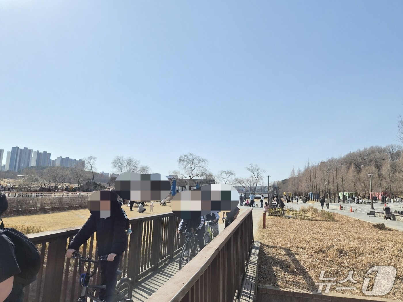 본문 이미지 - 28일 오후 화성시 동탄구 송동 동탄호수공원 잔디광장이 나들이를 나온 시민들로 북적이고 있다. 2026.2.28/뉴스1 ⓒ News1 김기현 기자