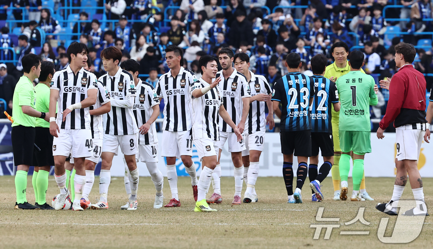 (인천=뉴스1) 김민지 기자 = 28일 오후 인천시 중구 인천축구전용경기장에서 열린 하나은행 K리그1 2026 공식 개막전 인천 유나이티드와 FC서울의 경기에서 2대1로 승리한 F …