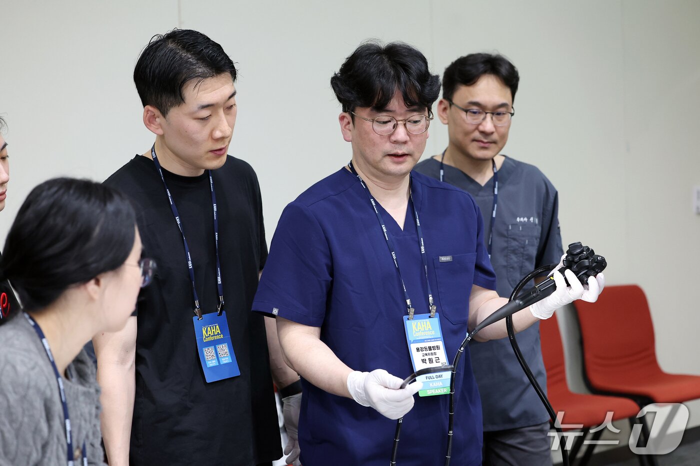 본문 이미지 - 박원근 원장이 2026 카하 컨퍼런스에서 실습 강의를 하고 있다(한국동물병원협회 제공). ⓒ 뉴스1