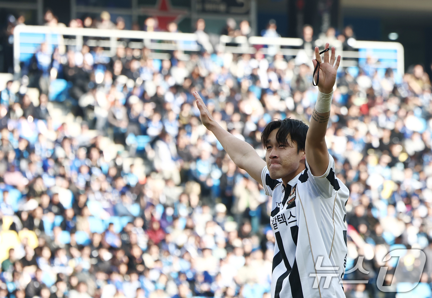 (인천=뉴스1) 김민지 기자 = 28일 오후 인천시 중구 인천축구전용경기장에서 열린 하나은행 K리그1 2026 공식 개막전 인천 유나이티드와 FC서울의 경기 후반전에서 FC서울 송 …