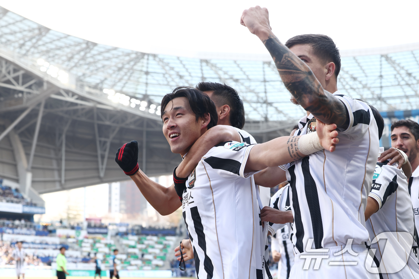 (인천=뉴스1) 김민지 기자 = 28일 오후 인천시 중구 인천축구전용경기장에서 열린 하나은행 K리그1 2026 공식 개막전 인천 유나이티드와 FC서울의 경기 후반전에서 FC서울 송 …