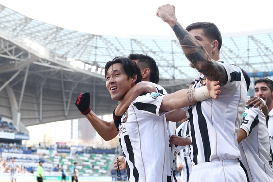 개막 경기서 존재감 보여준 송민규