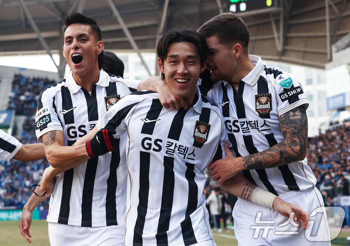 (인천=뉴스1) 김민지 기자 = 28일 오후 인천시 중구 인천축구전용경기장에서 열린 하나은행 K리그1 2026 공식 개막전 인천 유나이티드와 FC서울의 경기 후반전에서 FC서울 송 …