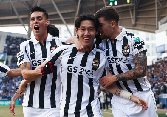 선제골 기뻐하는 송민규