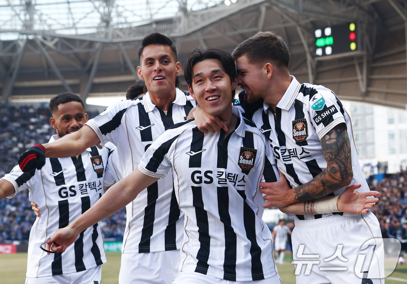 (인천=뉴스1) 김민지 기자 = 28일 오후 인천시 중구 인천축구전용경기장에서 열린 하나은행 K리그1 2026 공식 개막전 인천 유나이티드와 FC서울의 경기 후반전에서 FC서울 송 …