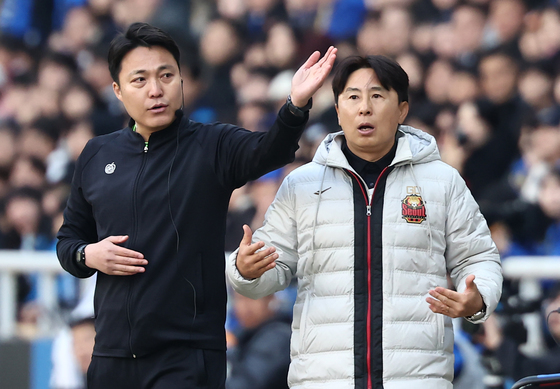 심판에 항의하는 김기동 감독