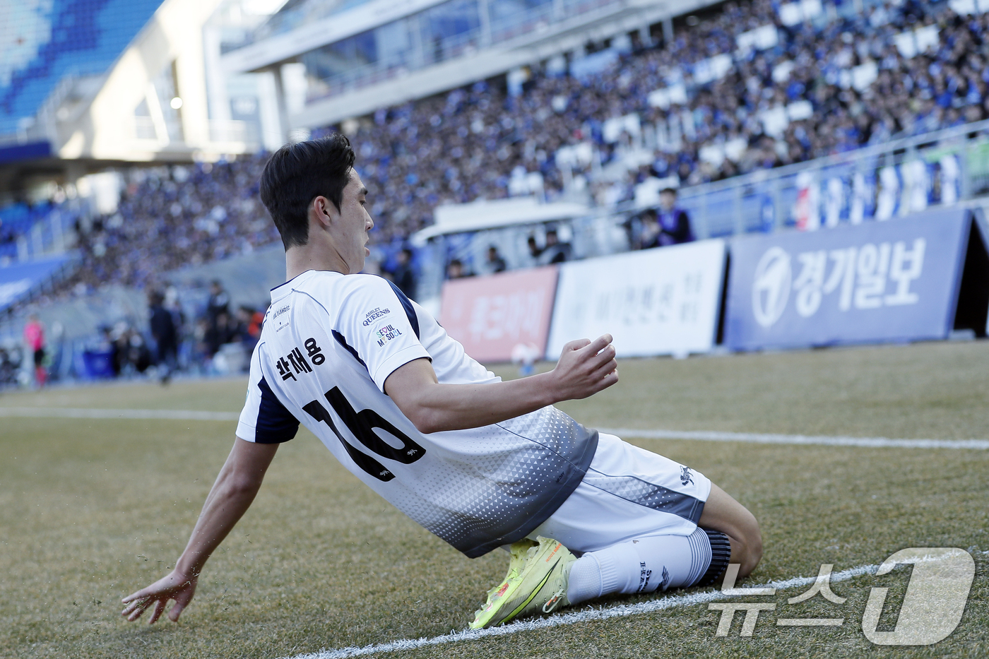 (수원=뉴스1) 박정호 기자 = 28일 오후 경기도 수원시 팔달구 월드컵로 수원월드컵경기장에서 열린 하나은행 K리그2 2026 1라운드 수원삼성과 서울이랜드의 경기에서 전반 선제골 …