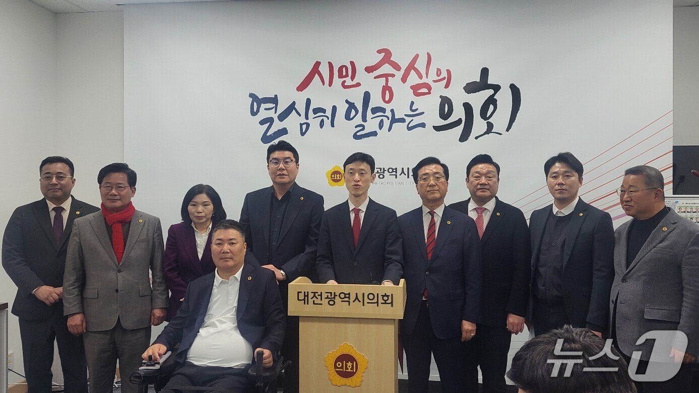 본문 이미지 - 국민의힘 소속 대전시의회 의장단과 상임위원장이 27일 시의회 기자실에서 대전충남 행정통합과 관련해 기자회견을 하고 있다. (박종명 기자) / 뉴스1