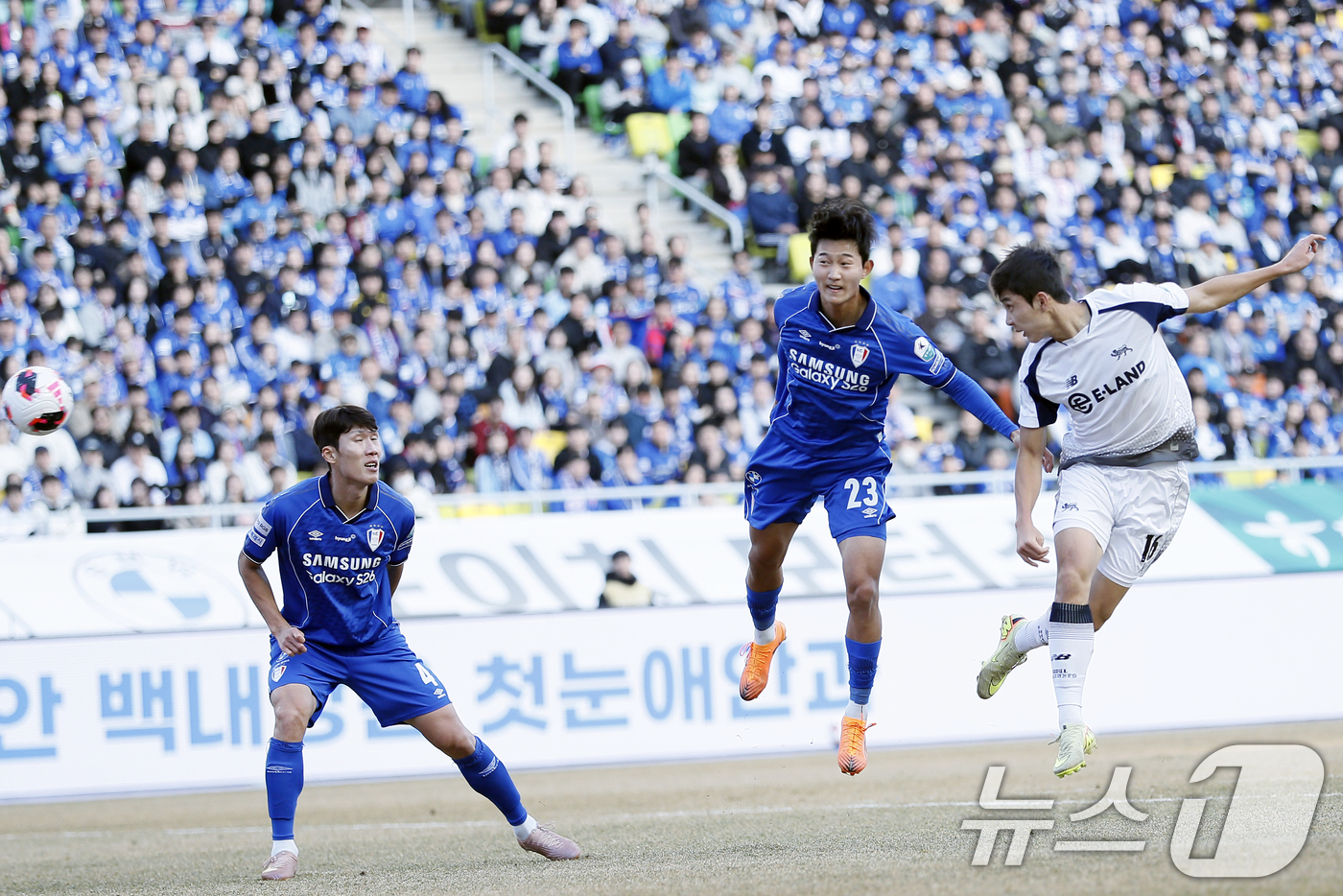 (수원=뉴스1) 박정호 기자 = 28일 오후 경기도 수원시 팔달구 월드컵로 수원월드컵경기장에서 열린 하나은행 K리그2 2026 1라운드 수원삼성과 서울이랜드의 경기에서 전반 이랜드 …