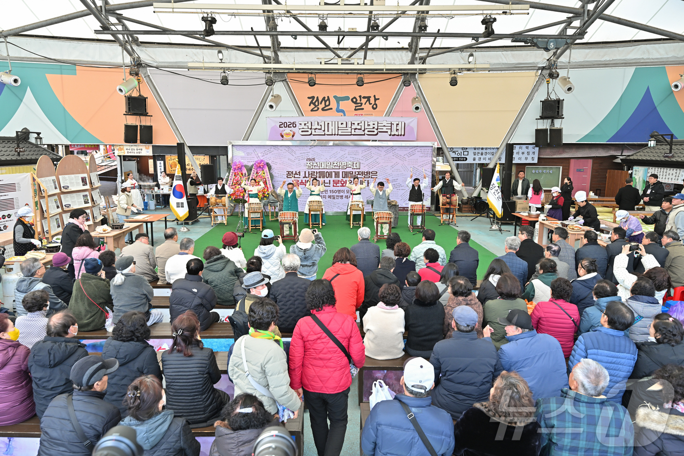 (정선=뉴스1) 신관호 기자 = \'2026 정선메밀전병축제\'가 28일 강원 정선군 정선읍 정선아리랑시장 일원에서 개막했다. 오는 3월 2일까지 열리는 이 축제는 전통 방식으로 …