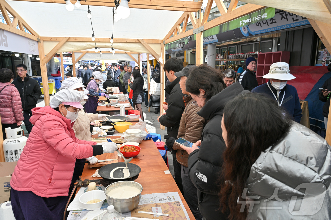(정선=뉴스1) 신관호 기자 = \'2026 정선메밀전병축제\'가 28일 강원 정선군 정선읍 정선아리랑시장 일원에서 개막했다. 오는 3월 2일까지 열리는 이 축제는 전통 방식으로 …