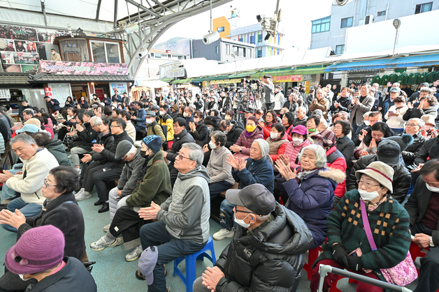 \"다양한 전병이 있어요\"…정선메밀전병축제장 찾은 관광객들
