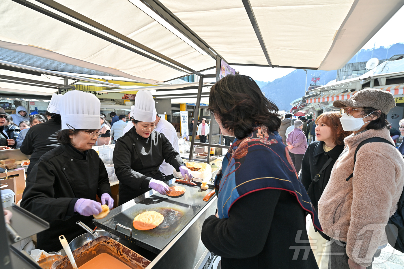 (정선=뉴스1) 신관호 기자 = \'2026 정선메밀전병축제\'가 28일 강원 정선군 정선읍 정선아리랑시장 일원에서 주민들과 관광객들이 모인 가운데 성황리에 개막했다. 오는 3월 …
