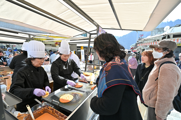 \"전통 전병을 아시나요?\"…\'2026 정선메밀전병축제\' 스타트