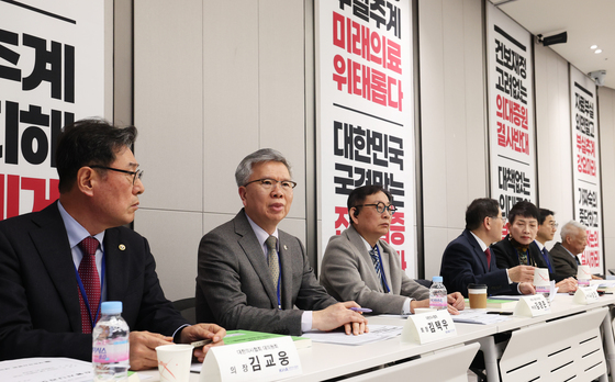 의대증원에 의료계 3주째 혼란…정부, 지역의사제 준비 '착착'