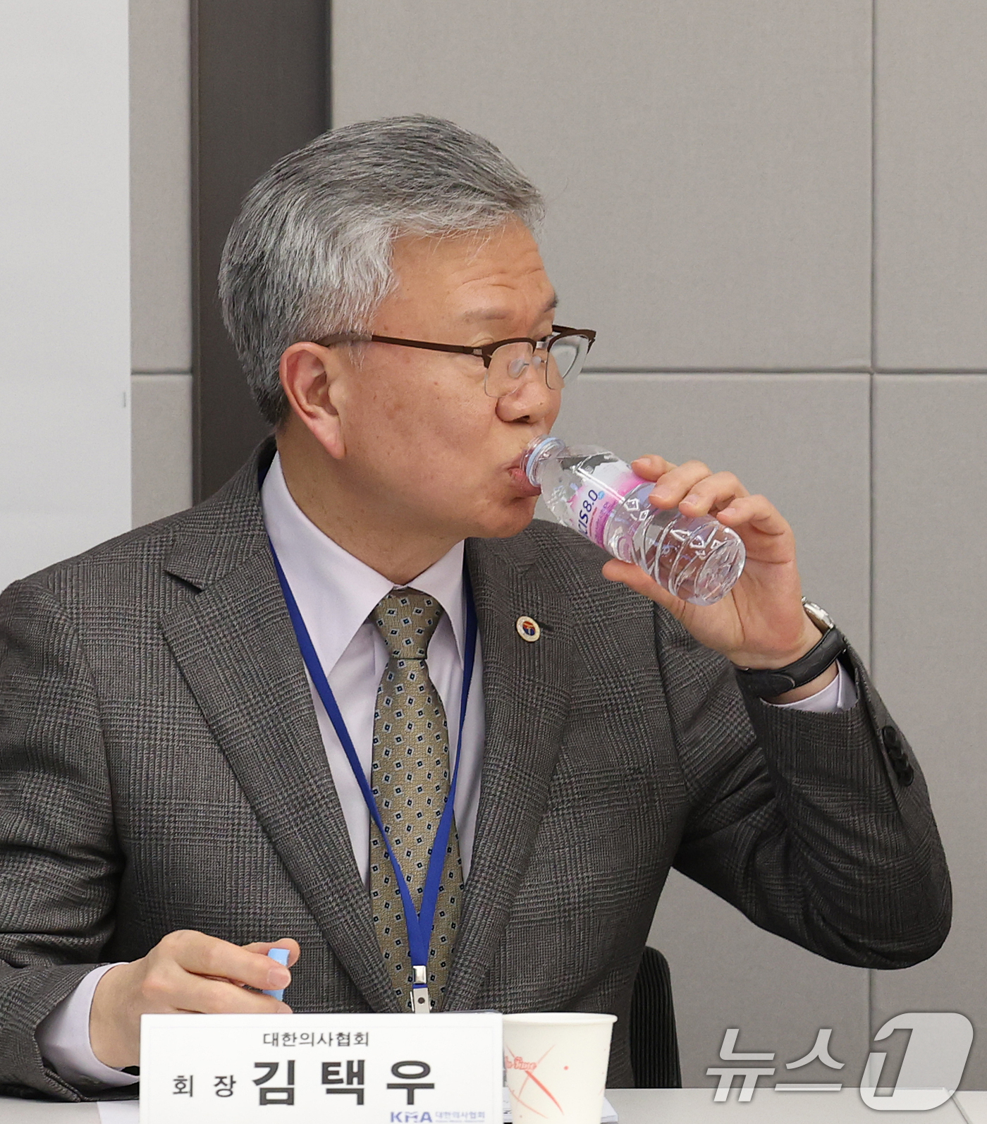 (서울=뉴스1) 오대일 기자 = 김택우 대한의사협회 회장이 28일 오후 서울 용산구 대한의사협회 대강당에서 열린 2026년도 임시대의원총회에서 잠시 목을 축이고 있다.의협은 이날 …