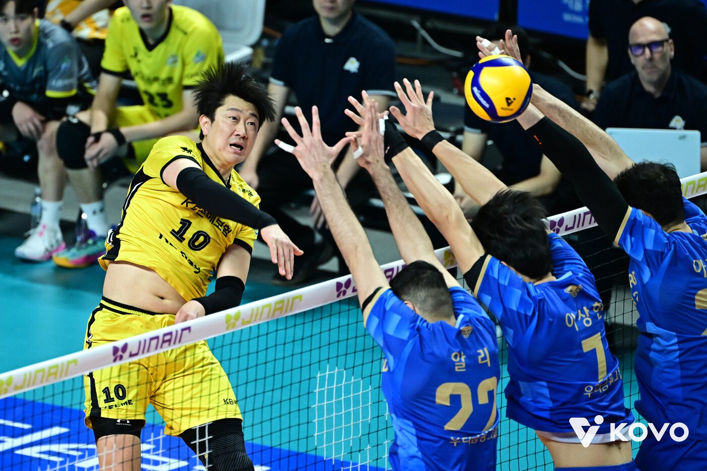 본문 이미지 - KB손해보험 나경복이 28일 열린 2025-26 V리그 남자부 6라운드 우리카드와 원정 경기에서 19점을 기록하며 팀의 3-2 승리를 이끌었다. (KOVO 제공)