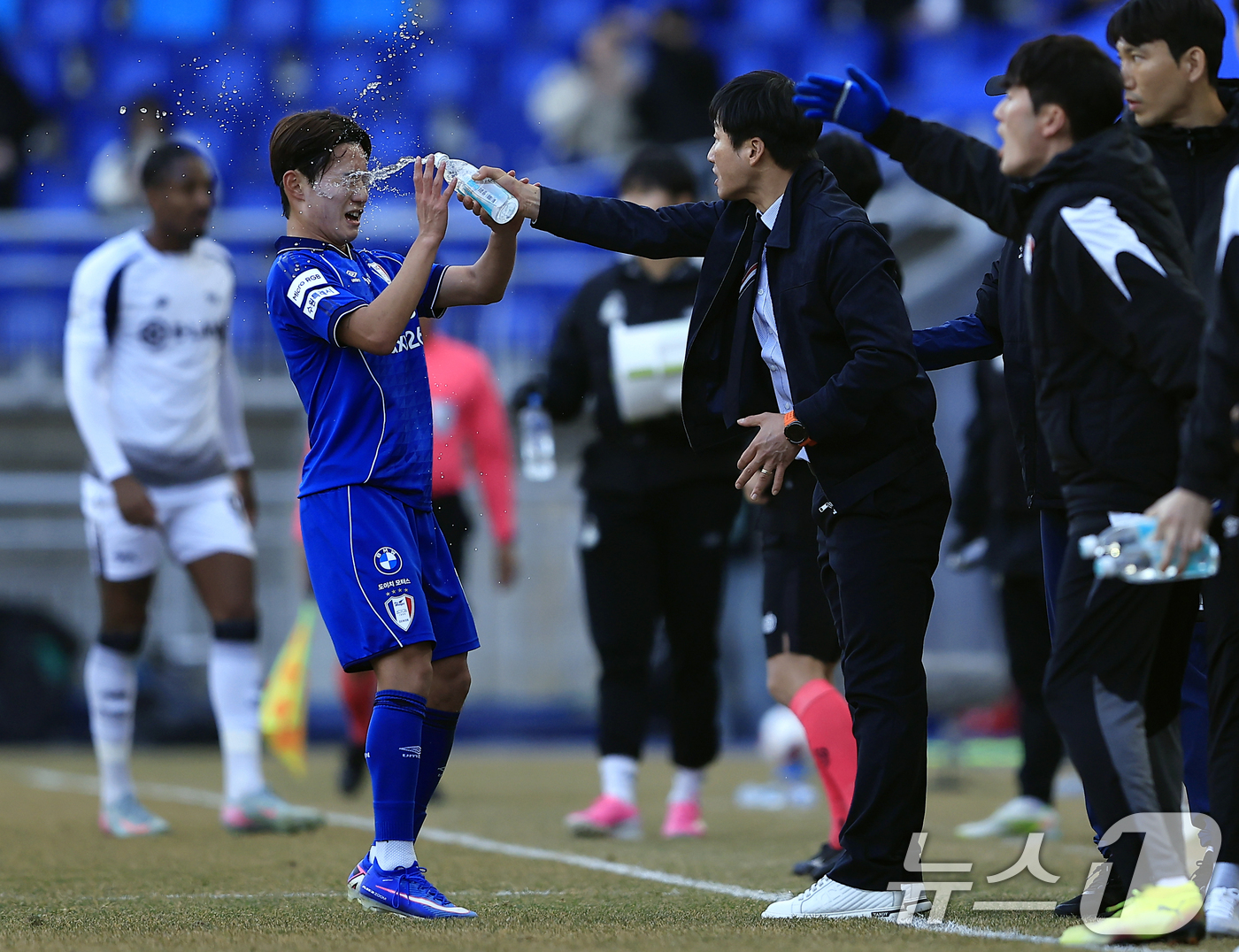 (수원=뉴스1) 박정호 기자 = 이정효 수원삼성 감독이 28일 오후 경기도 수원시 팔달구 월드컵로 수원월드컵경기장에서 열린 하나은행 K리그2 2026 1라운드 수원삼성과 서울이랜드 …