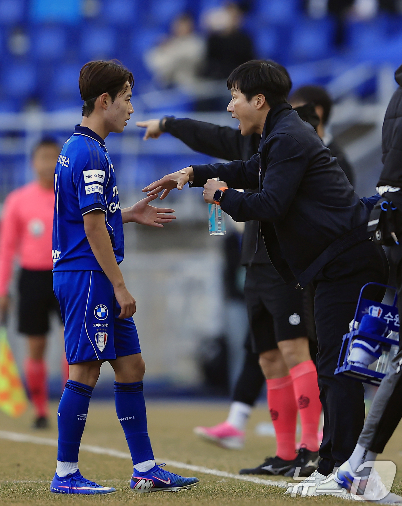 (수원=뉴스1) 박정호 기자 = 이정효 수원삼성 감독이 28일 오후 경기도 수원시 팔달구 월드컵로 수원월드컵경기장에서 열린 하나은행 K리그2 2026 1라운드 수원삼성과 서울이랜드 …