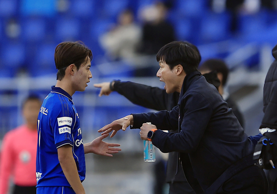 작전 지시하는 이정효 감독