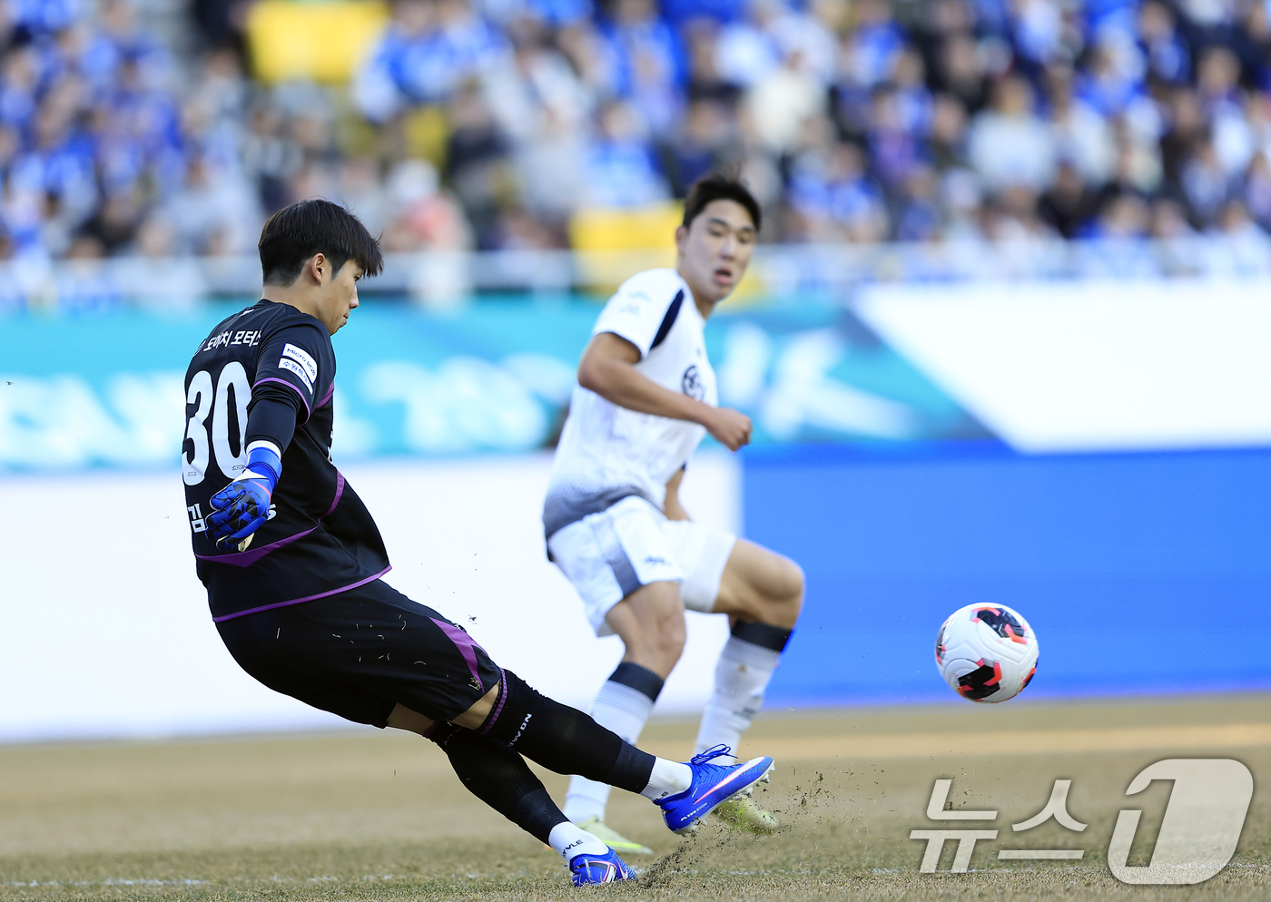 (수원=뉴스1) 박정호 기자 = 28일 오후 경기도 수원시 팔달구 월드컵로 수원월드컵경기장에서 열린 하나은행 K리그2 2026 1라운드 수원삼성과 서울이랜드의 경기에서 수원 김준홍 …